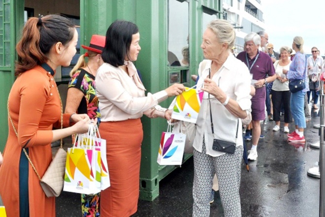 Le Laperouse brings more than 200 tourists to Da Nang